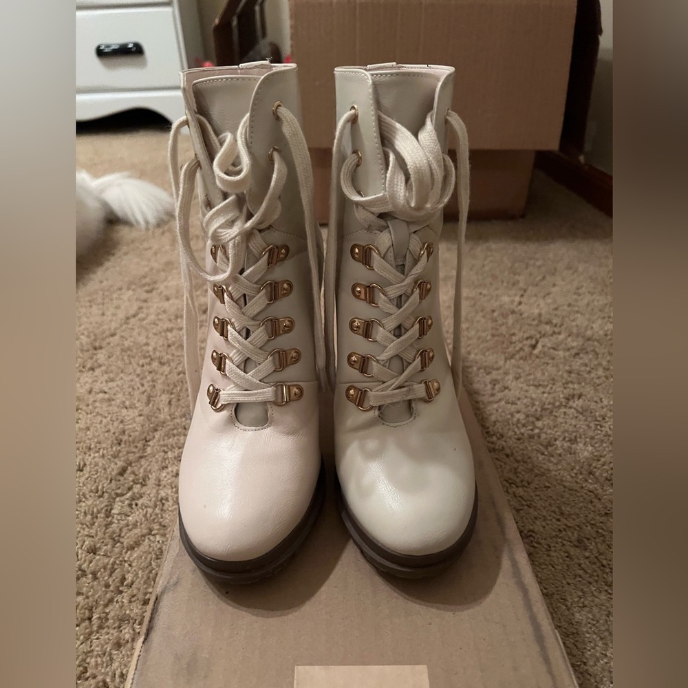 Shoe Dazzle - Cream heeled boots